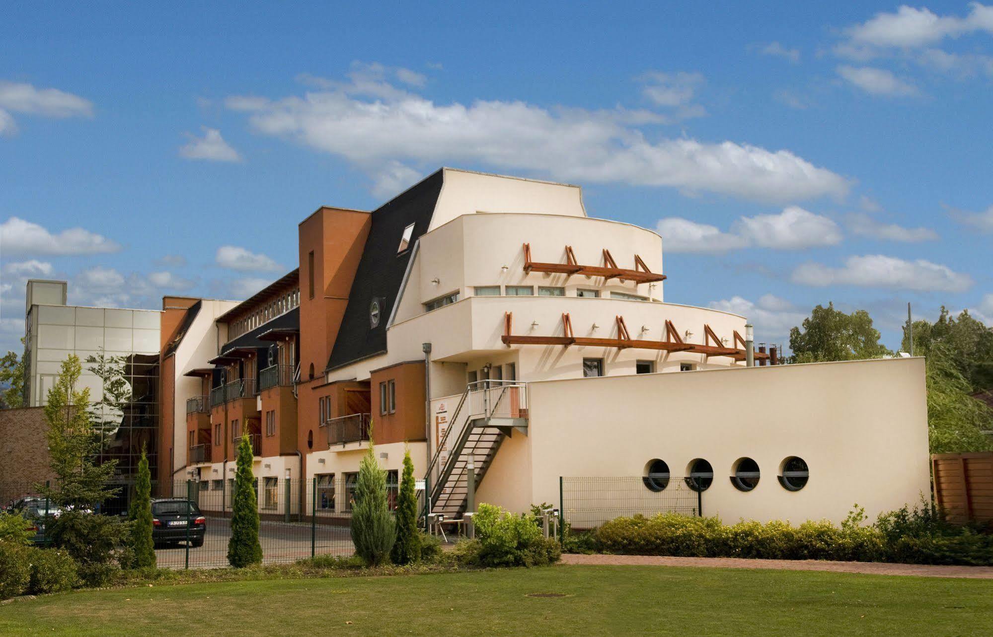 Holiday Beach Budapest Wellness Hotel With Sauna Park Exterior foto